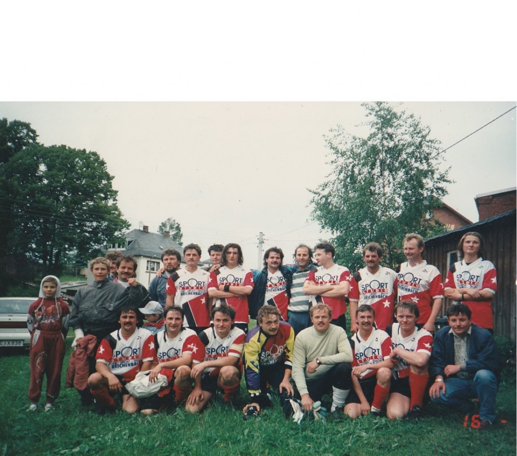 Nach dem Sieg im 2. Relegationsspiel für 1. Kreisklasse 1995 in Wildenau:
Henry Neidhardt obere Reihe 3. v. rechts